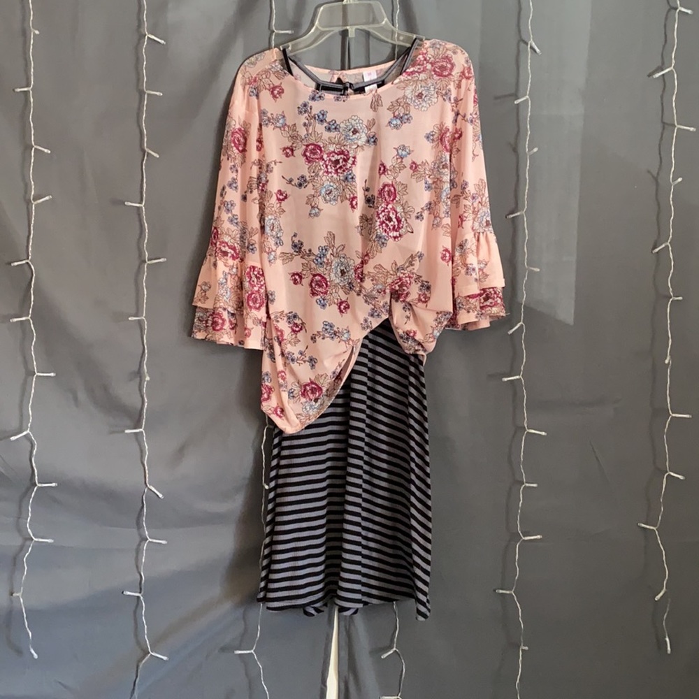 Lightly worn floral Blouse Top